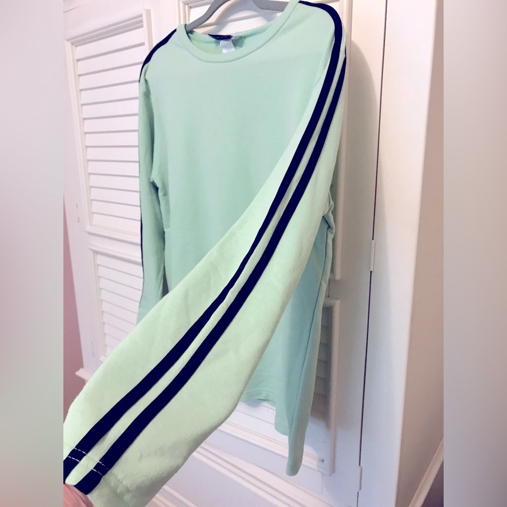 🧩 Pale lime green top with black pinstripes on sleeves.